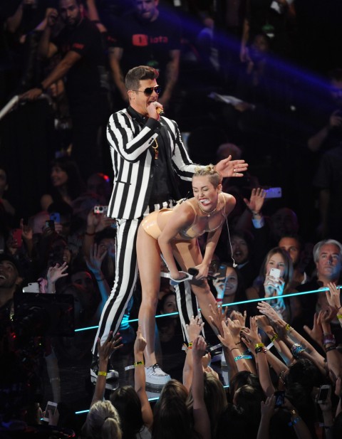 Miley twerk AP 1